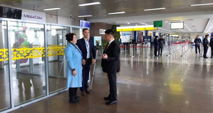 Секретарь Совета безопасности КР Дамир Сагынбаев во время проверки контрольно-пропускного пункта в международном аэропорту Манас