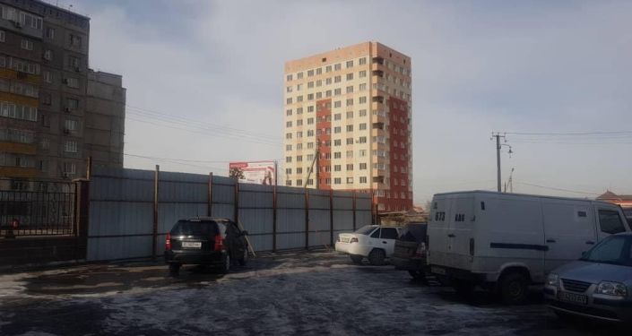 Сотрудники мэрии Бишкека во время демонтажа незаконных объектов в Бишкеке