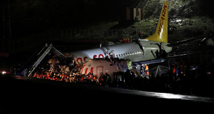 На месте авиапроисшествия самолета Pegasus Airlines во время посадки в стамбульский аэропорт Сабиха Гекчен, Турция. 5 февраля 2020 года