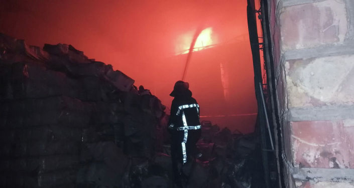 Пожар на складе горюче-смазочных материалов возле пересечения проспекта Жибек Жолу и улицы Тимирязева в Бишкеке