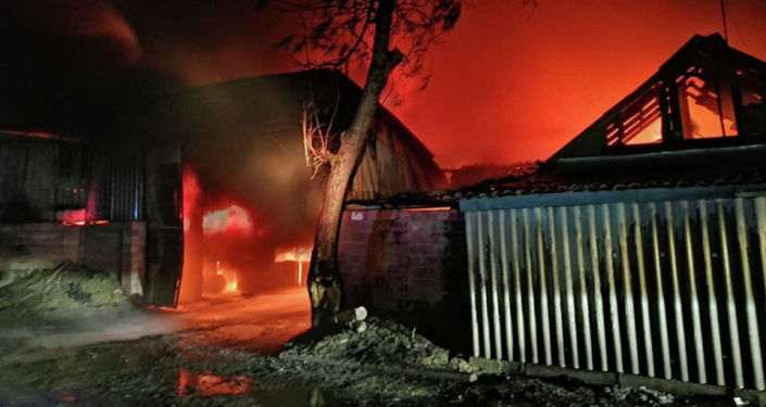 Пожар на складе горюче-смазочных материалов возле пересечения проспекта Жибек Жолу и улицы Тимирязева в Бишкеке