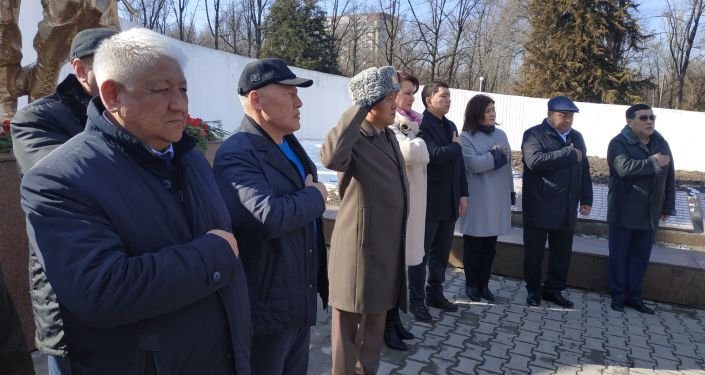 В Бишкеке воины-афганцы почтили память своих погибших товарищей и возложили к мемориалу цветы