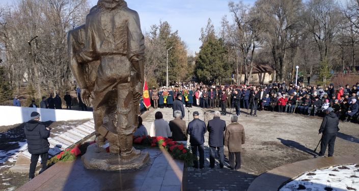 В Бишкеке воины-афганцы почтили память своих погибших товарищей и возложили к мемориалу цветы