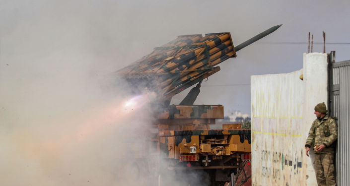 Турецкая военная мобильная ракетная пусковая установка ведет огонь в направлении сирийских правительственных сил в Идлибе. 14 февраля 2020 года