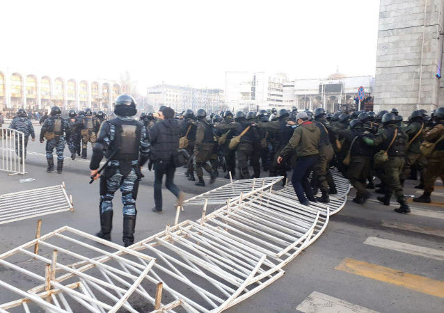 Сотрудники милиции в специальном обмундировании на площади Ала-Тоо в Бишкеке.