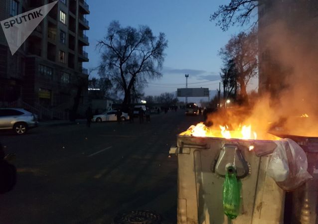 Сотрудники милиции во время разгона митингующих сторонников Садыра Жапарова