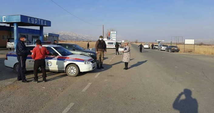 Сотрудники милиции во время проверки на въезде в Нарынскую область