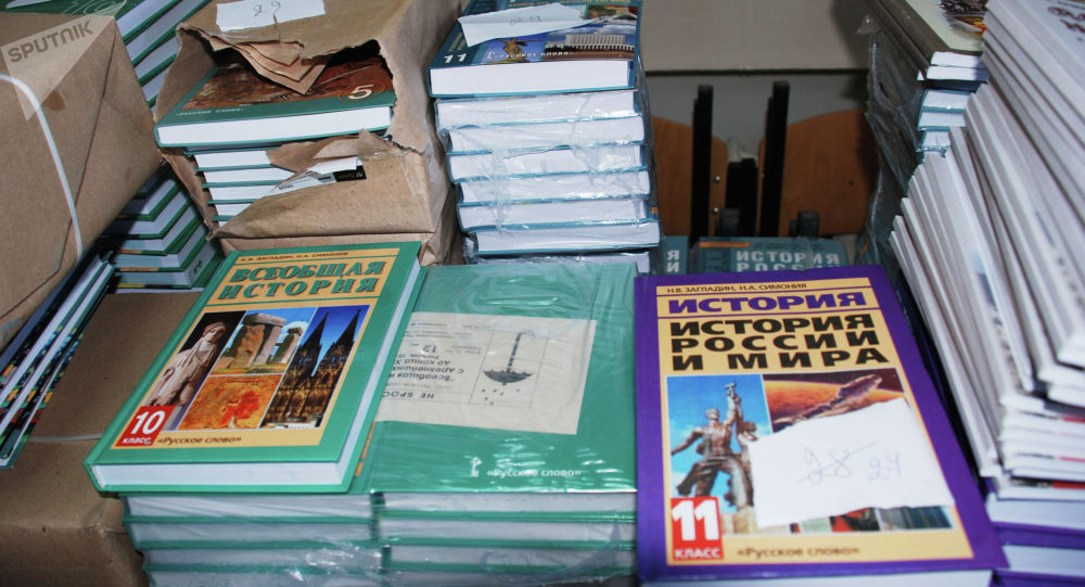 Россиянин подарил школе в селе Арашан учебники на 2,5 млн сомов