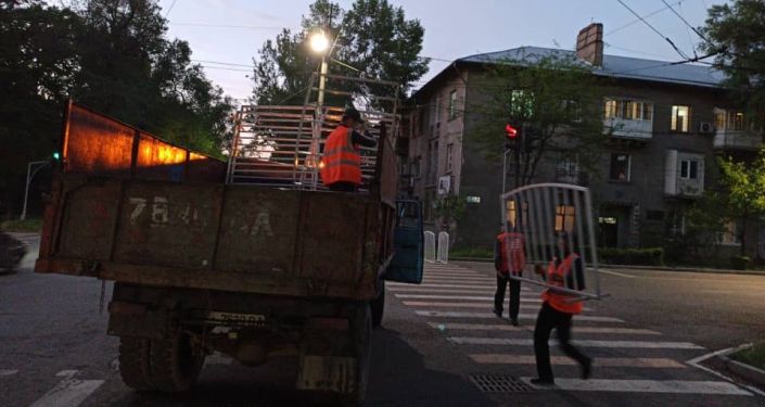  В Бишкеке сотрудники МП Тазалык демонтируют внутренние блокпосты