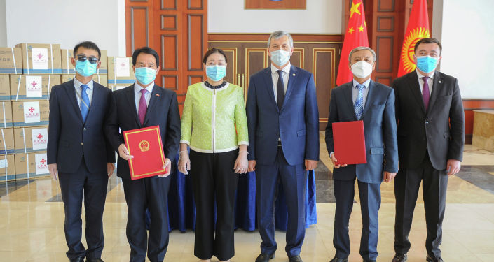 В церемонии передачи гуманитарной помощи из Китая приняли участие вице-премьер-министр Кыргызской Республики Акрам Мадумаров, Чрезвычайный и полномочный посол Китая в Кыргызстане Ду Дэвэнь.