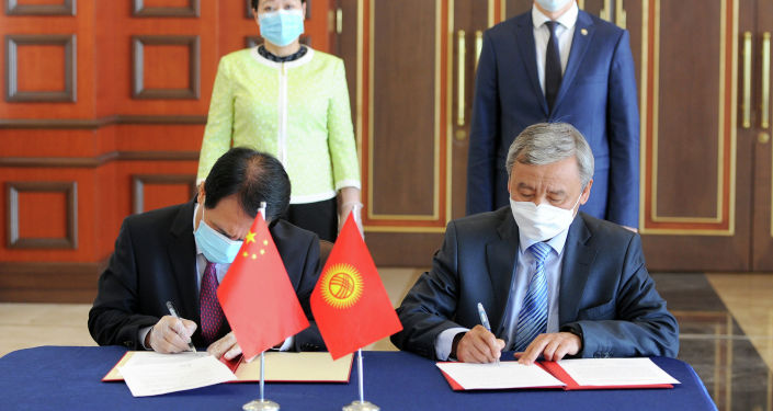 В церемонии передачи гуманитарной помощи из Китая приняли участие вице-премьер-министр Кыргызской Республики Акрам Мадумаров, Чрезвычайный и полномочный посол Китая в Кыргызстане Ду Дэвэнь.