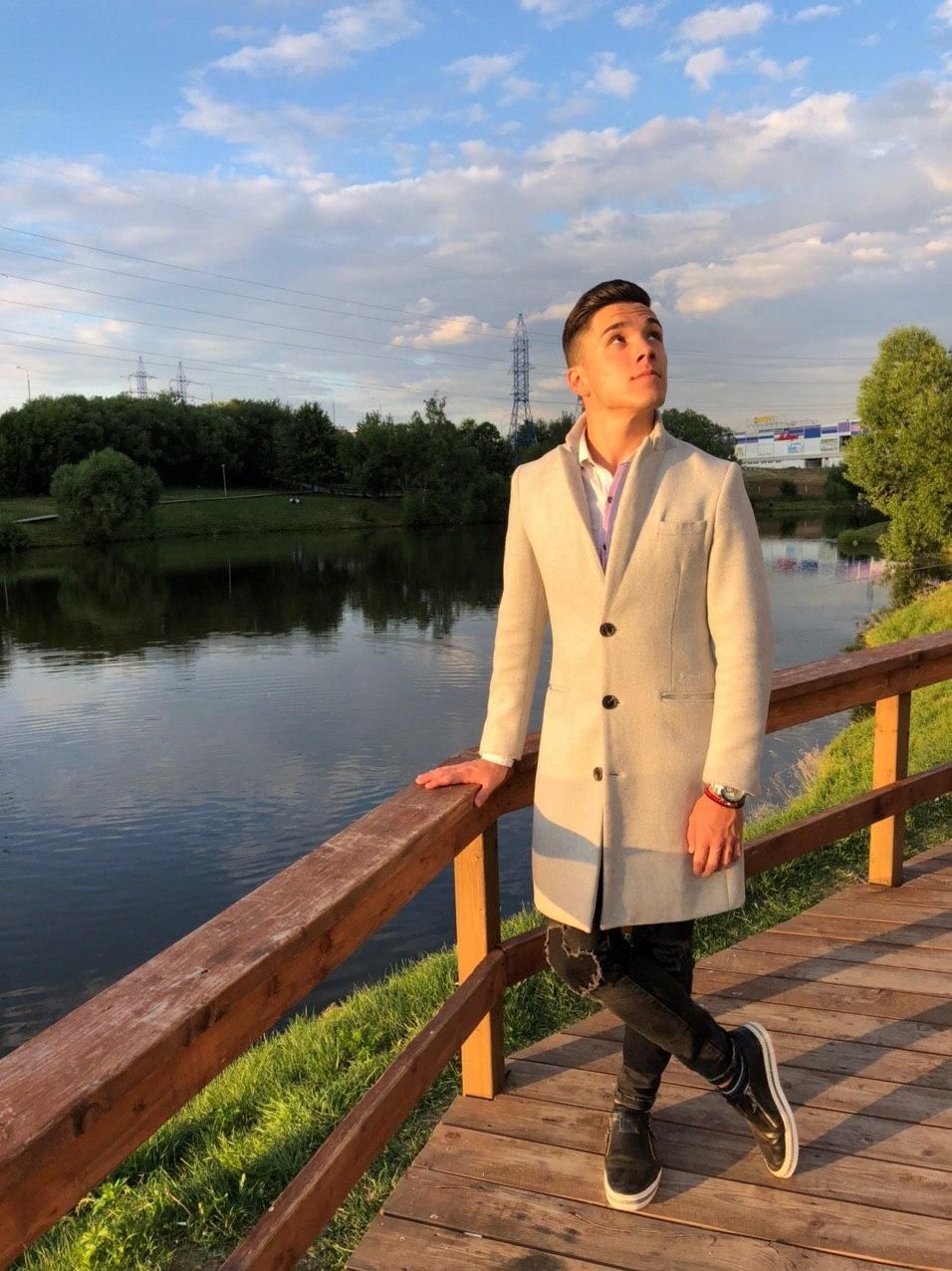 Семикратный чемпион Кыргызстана по бальным танцам, основатель имидж-студии для бальных танцев, владелец барбершопа Рустам Резванов