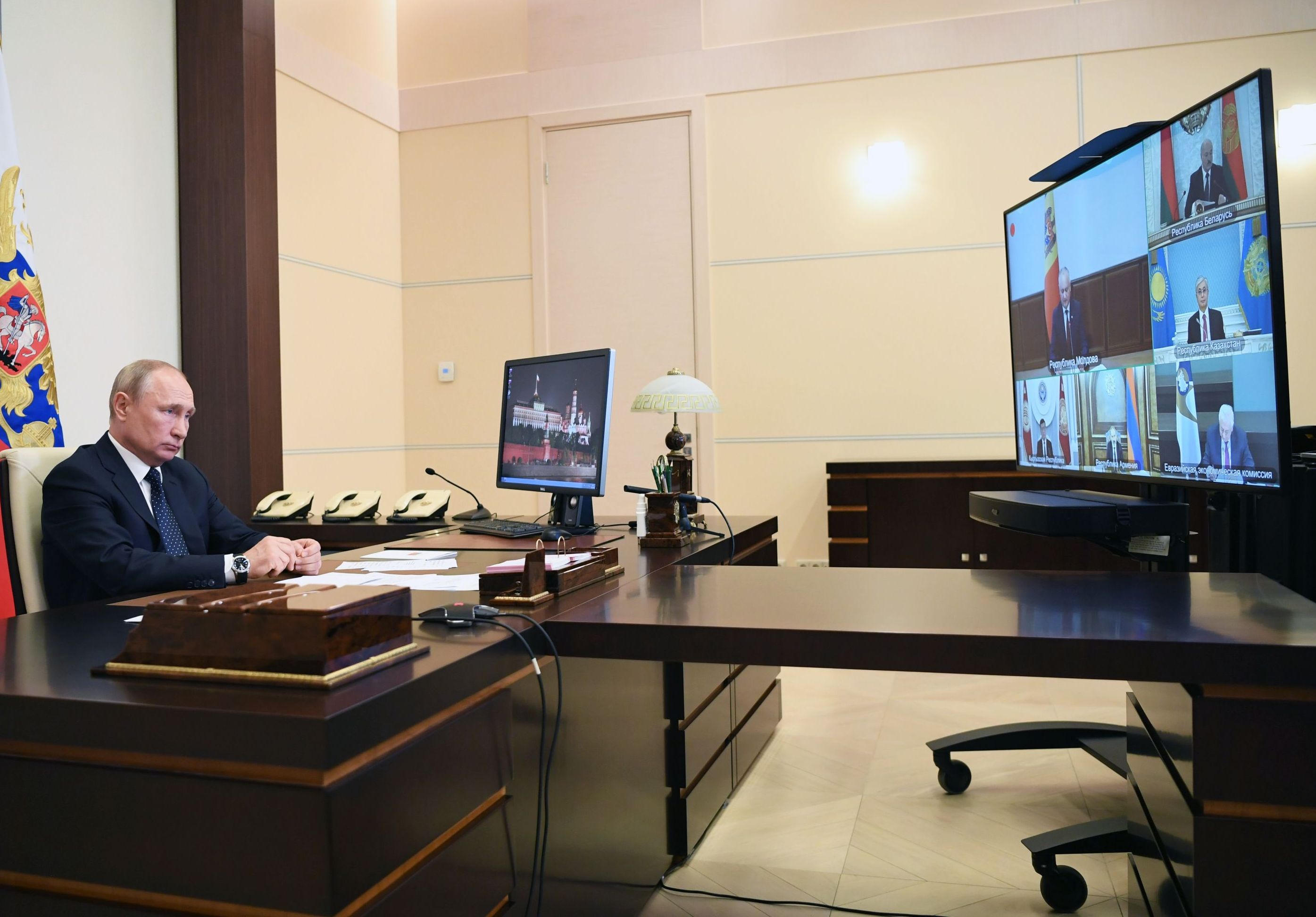 Президент РФ Владимир Путин принимает участие в заседании Высшего Евразийского экономического совета (ВЕЭС) с лидерами стран Евразийского экономического союза (Россия, Армения, Белоруссия, Казахстан, Киргизия) в режиме видеоконференции.