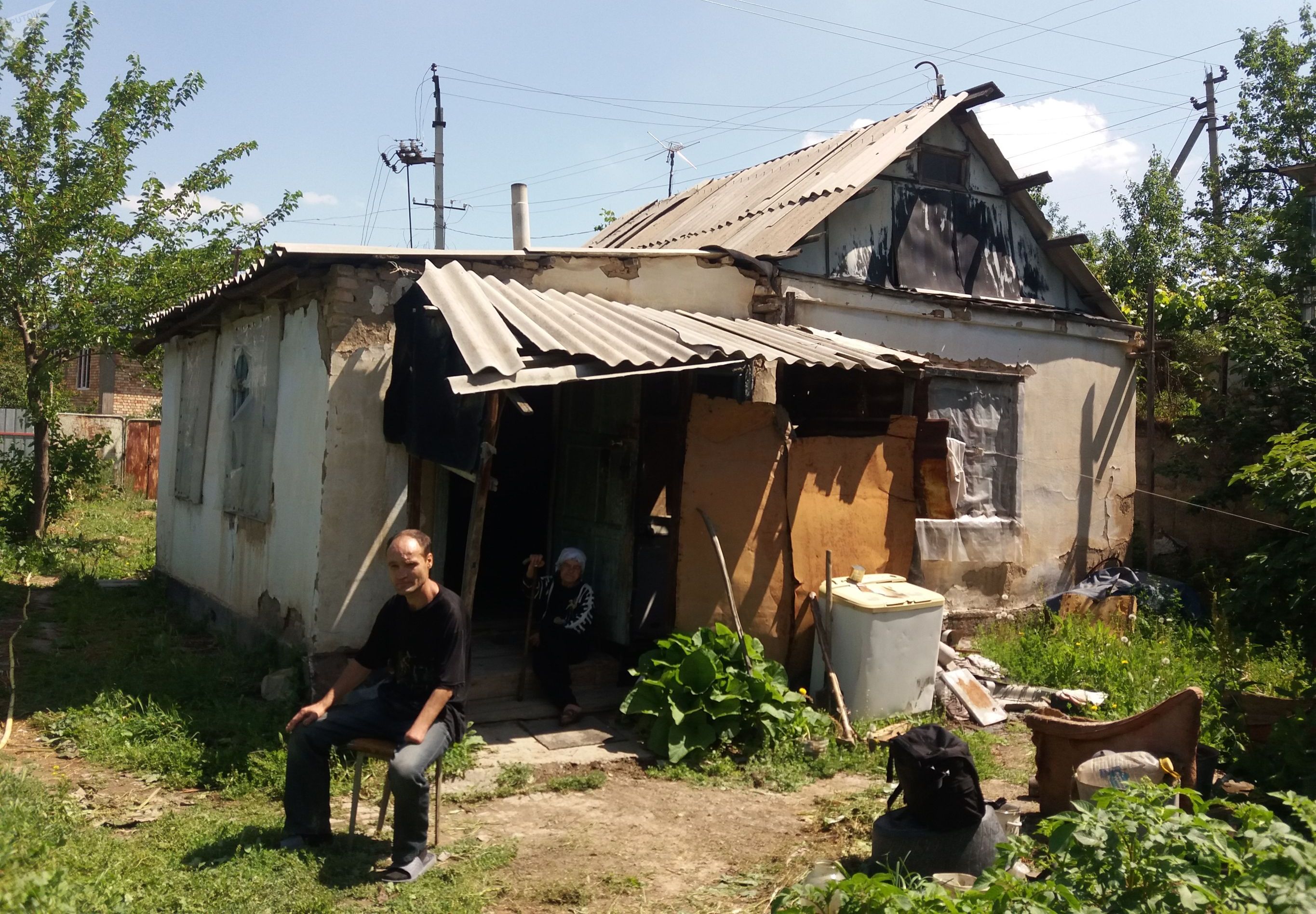 Дом в селе Дача на окраине города Ош, где живет пострадавший в баткенских событиях Руслан Абдулганиев