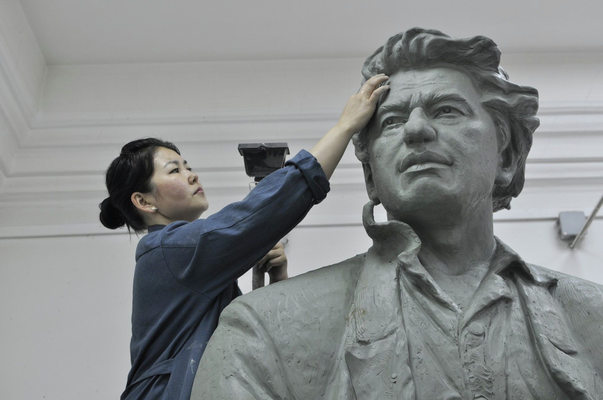 Работа кыргызстанки Тамилы Маматовой — 3-метровая скульптура народного писателя Чингиза Айтматова