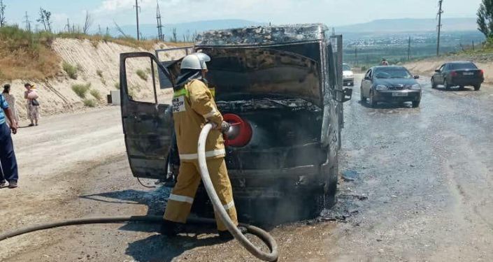 Грузовик Mercedes-Benz загорелся на перевале Топурак-Бел в Сузакском районе Джалал-Абада. 18 июня 2020 год