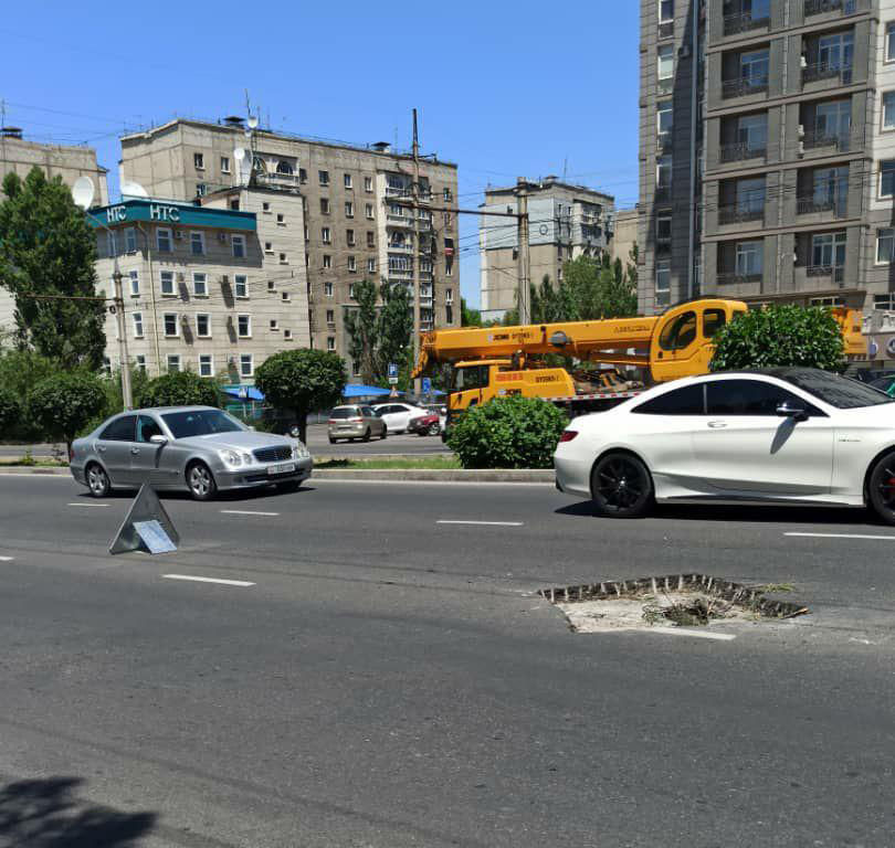 Выбоина посреди улицы Аалы Токомбаева (Южная магистраль) в Бишкеке