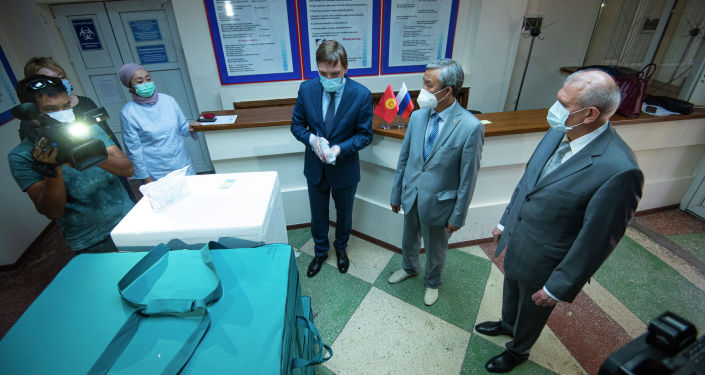 Российская делегация медиков передала тест-системы для выявления COVID-19 Департаменту профилактики заболеваний и госсанэпиднадзора КР