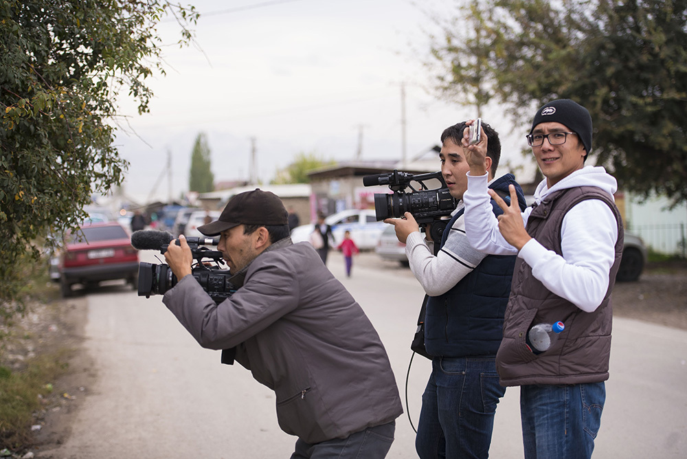 Юр лица киргизия. Журналисты Бишкек. Япония журналистика. Журналисты Японии. Корреспондент в Японии.