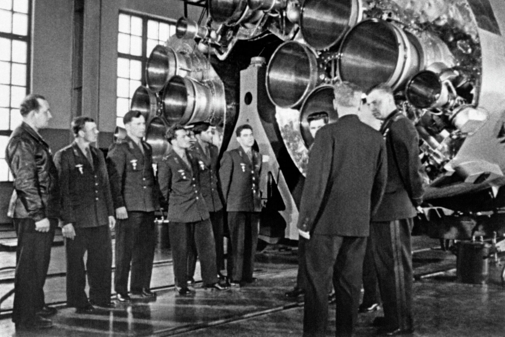 Юбилей первый полет в космос. Гагарин 1960. Отбор Космонавтов 1961. Конструкторское бюро Королев 1960.