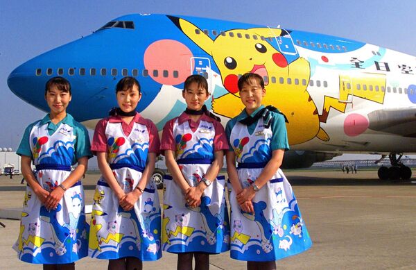 Стюардессы японской авиакомпании All Nippon Airways напротив самолета Pokemon (Pocket Monsters), 1999 год - Sputnik Кыргызстан