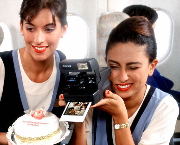 Бортпроводницы авиакомпании United Arab Emirates во время празднования дня рождения ребенка на борту самолета, 1997 год  - Sputnik Кыргызстан