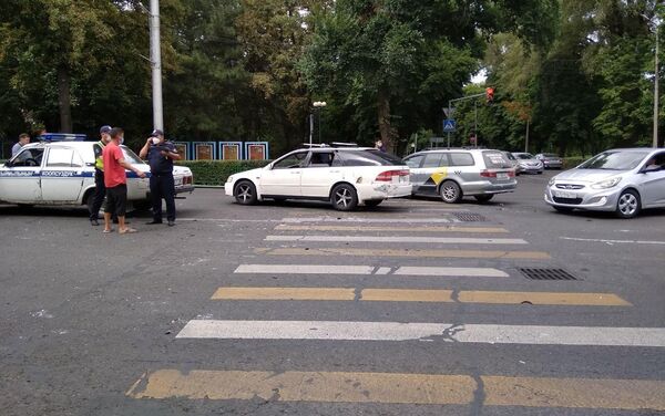 По сведениям правоохранителей, в больницу доставили одного пассажира скорой - Sputnik Кыргызстан