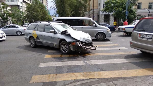  В центре Бишкека опрокинулась машина скорой помощи - Sputnik Кыргызстан