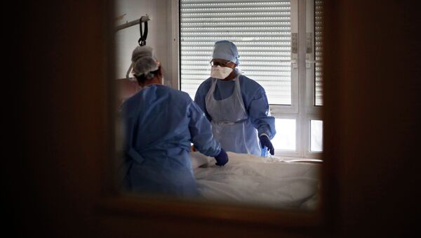 Мединицалык кызматкерлер палатада бейтапты карап жатат. Архив - Sputnik Кыргызстан