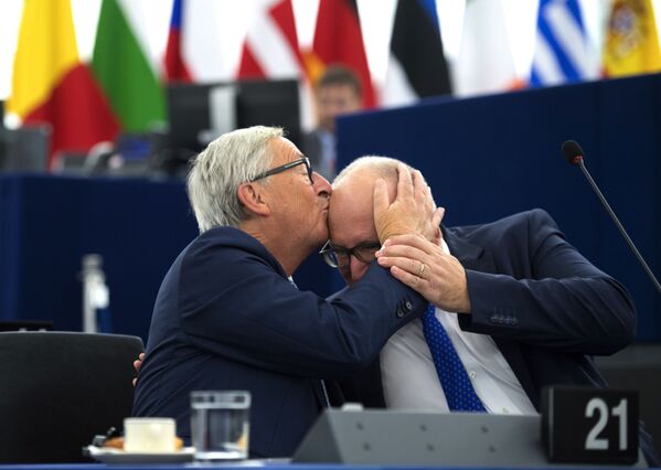  Председатель Еврокомиссии Жан-Клод Юнкер целует вице-председателя Еврокомиссии Франса Тиммерманса, 2017 год - Sputnik Кыргызстан