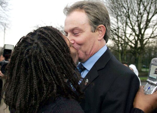 Премьер-министр Великобритании Тони Блэр во время поцелуя с  Jean Peterson, 2005 год  - Sputnik Кыргызстан