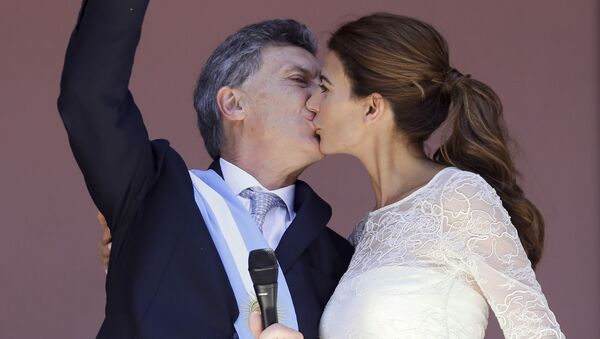 Президент Аргентины Маурисио Макри целует свою жену на балконе, 2015 год  - Sputnik Кыргызстан