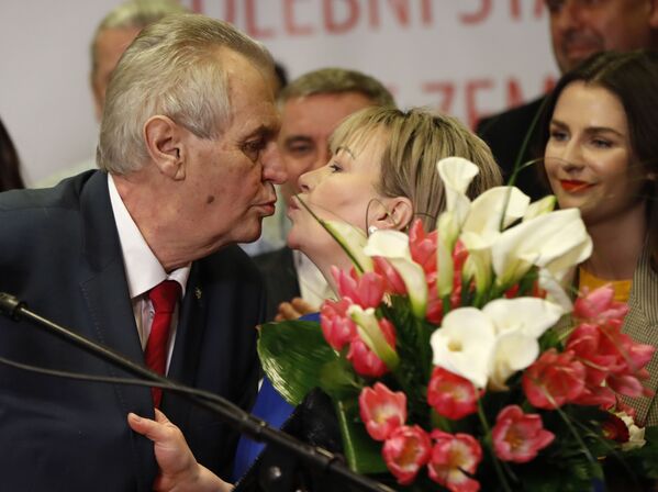Политик Милош Земан целует жену после президентских выборов в Праге, 2018 год  - Sputnik Кыргызстан