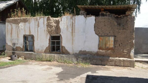Аварийное здание рентгена в Караколе  - Sputnik Кыргызстан