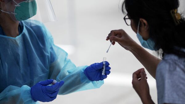 Медицинский работник берет образец на коронавирус - Sputnik Кыргызстан