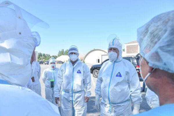 Боронов Гансиге барып, медиктер менен бейтаптардан кабар алды. Сүрөт - Sputnik Кыргызстан