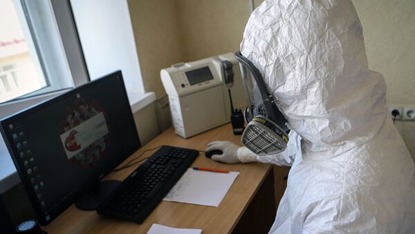  Медициналык кызматкер компьютер менен иштеп жатат. Архив - Sputnik Кыргызстан