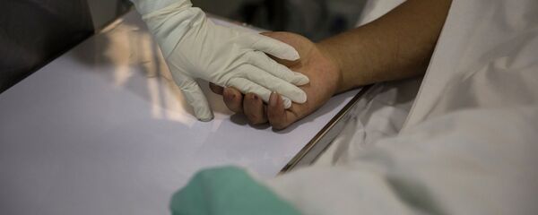 Врач стоит у кровати пациента. Архивное фото Врач стоит у кровати пациента. Архивное фото - Sputnik Кыргызстан