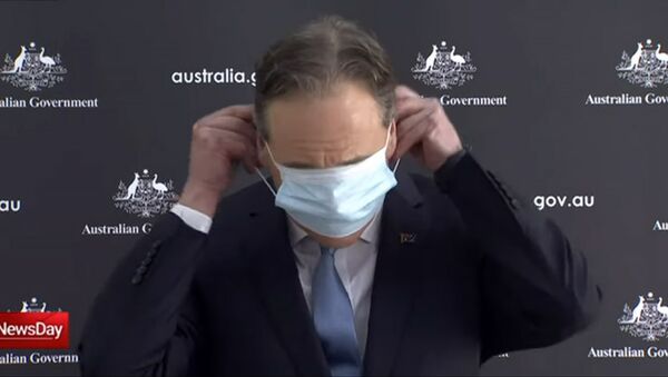 Глава Минздрава Австралии оконфузился, пытаясь надеть маску, — видео - Sputnik Кыргызстан