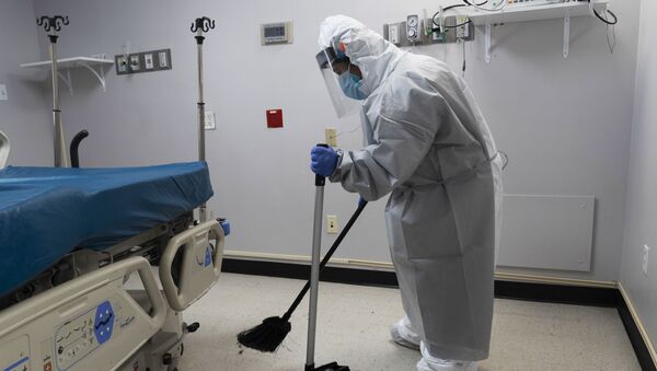 Медицинский работник делает уборку в палате госпиталя. Архивное фото - Sputnik Кыргызстан