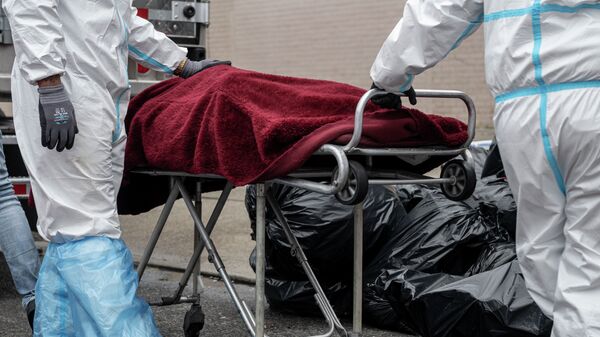 Медики перевозят умершего от COVID на носилках. Архивное фото - Sputnik Кыргызстан