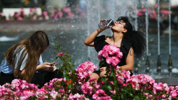 Девушки отдыхают у фонтана в жаркий день. Архивное фото - Sputnik Кыргызстан