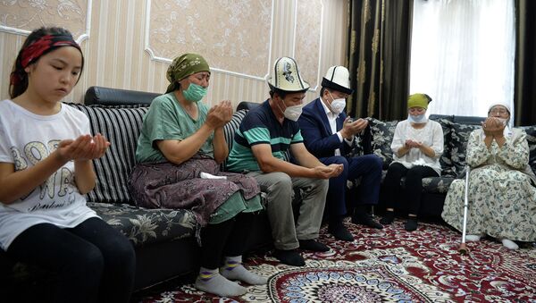 Президент Сооронбай Жээнбеков навестил семью Адинай Мырзабековой - Sputnik Кыргызстан