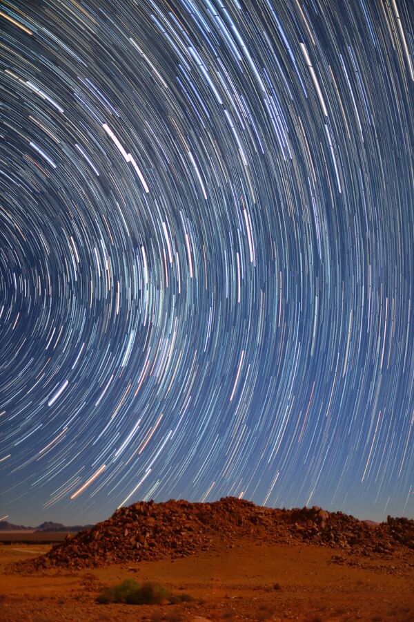 Снимок Startrails in Namib Desert австралийского фотографа Qiqige (Nina) Zhao из категории Young, попавший в шортлист конкурса Insight Investment Astronomy Photographer of the Year 2020  - Sputnik Кыргызстан