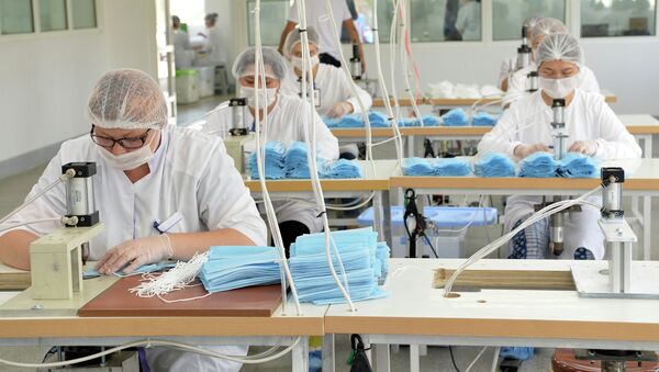  Сотрудники текстильной фабрики во время изготовления медицинских масок. Архивное фото - Sputnik Кыргызстан