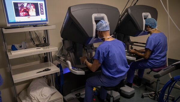 Хирурги используют систему дистанционного управления, когда проводят операцию с помощью роботизированной хирургической системы. Архивное фото - Sputnik Кыргызстан