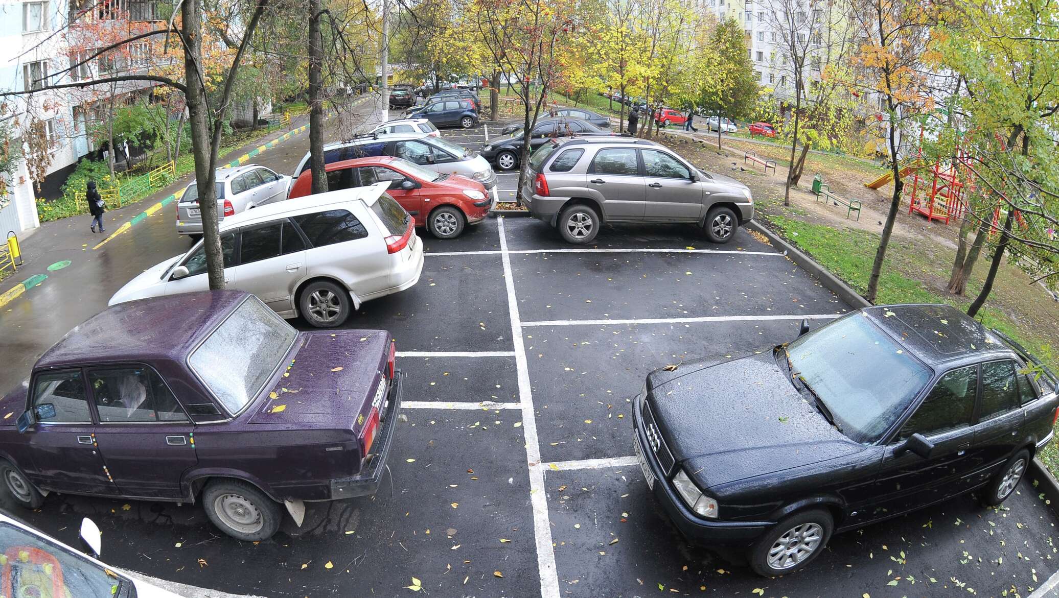 Стоянка во дворах. Придомовая парковка. Автомобиль во дворе. Припаркованные вблизи домов автомашины. Правильная парковка во дворе.