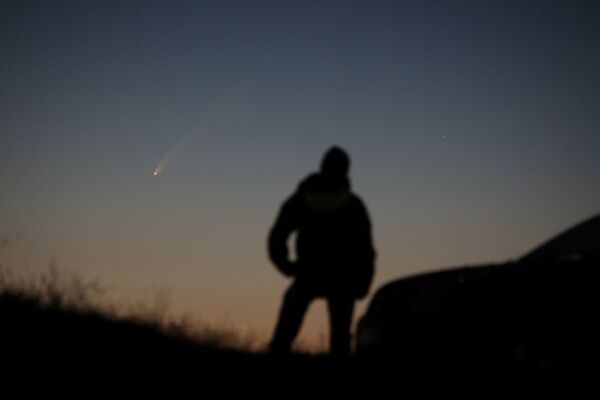 Мужчина наблюдает комету C/2020 F3 над Великобританией - Sputnik Кыргызстан