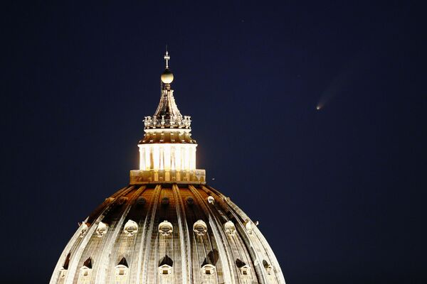 Комета C/2020 F3 в небе над Базиликой Святого Петра в Риме - Sputnik Кыргызстан