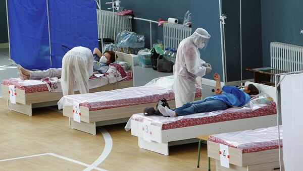 Медики и пациенты в дневном стационаре для больных коронавирусом. Архивное фото - Sputnik Кыргызстан